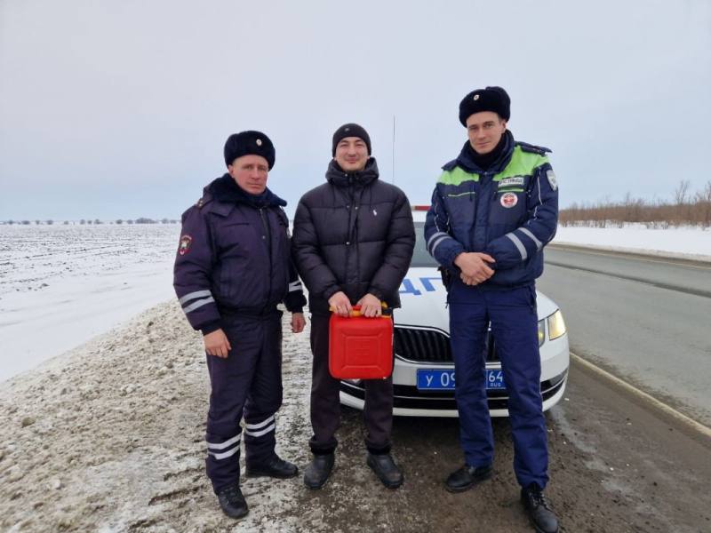 Саратовский автолюбитель с беременной женой застрял на заснеженной трассе